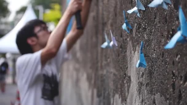 Homem Chinês Óculos Martelando Uma Parede Pedra — Vídeo de Stock