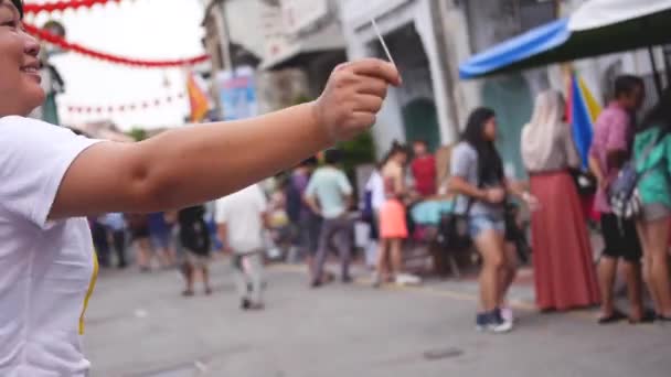 Mujer China Feliz Spinning Glass Object Penang — Vídeos de Stock