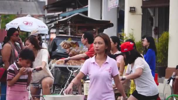 Chinesische Frau Geht Mit Bob Durch Menschenmenge — Stockvideo