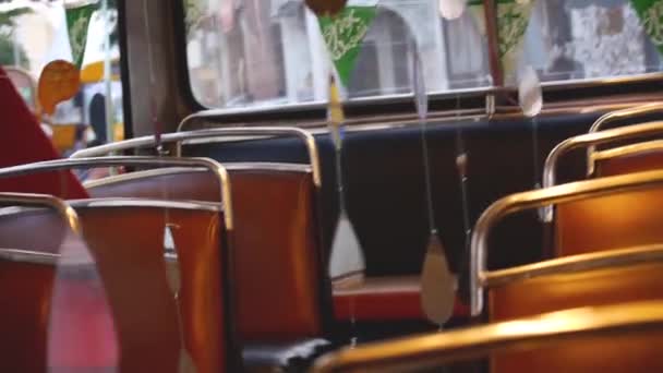 Eski Otobüsün Çinde Asılı Dekorasyonlar — Stok video