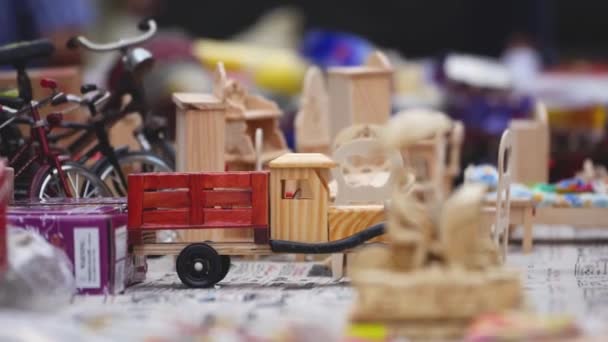 Μίνι Ξύλινα Έπιπλα Και Παιχνίδια Οχημάτων Στο Τραπέζι — Αρχείο Βίντεο