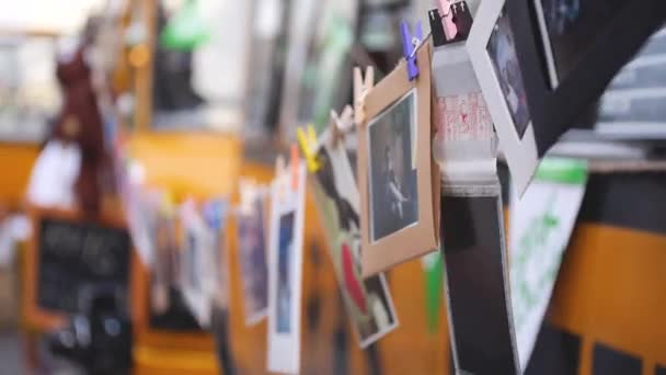 Polaroids Schnur Vor Bus Geheftet Nahaufnahme — Stockvideo