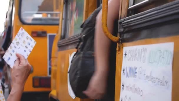 Shorthairs Kinesiska Kvinna Står Utanför Buss — Stockvideo