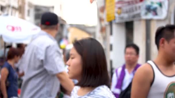 Młodzi Starzy Mieszkańcy Zatłoczeni Penang Street — Wideo stockowe