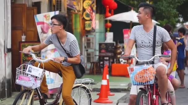 Unga Kinesiska Män Cykel Ner Penang Street Zooma — Stockvideo