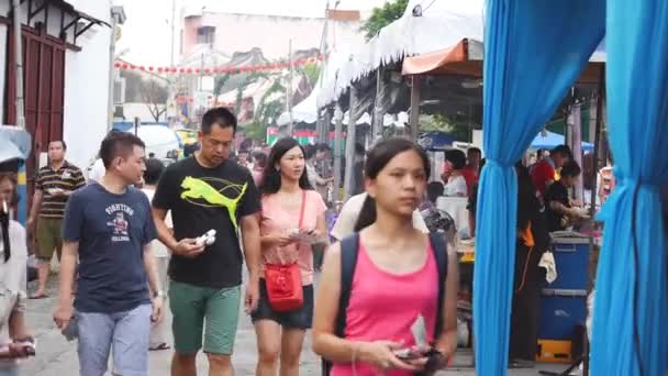Jeune Femme Chinoise Sur Rue Bondée — Video
