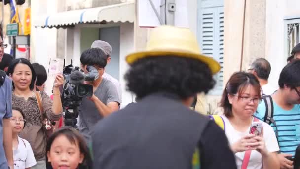 Νεαρός Καπέλο Φεντόρα Φυσάει Φυσαλίδες Στο Πλήθος — Αρχείο Βίντεο