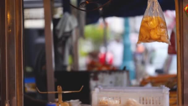 Chips Cassava Κρέμονται Στο Stall Τροφίμων Κοντινό Πλάνο — Αρχείο Βίντεο