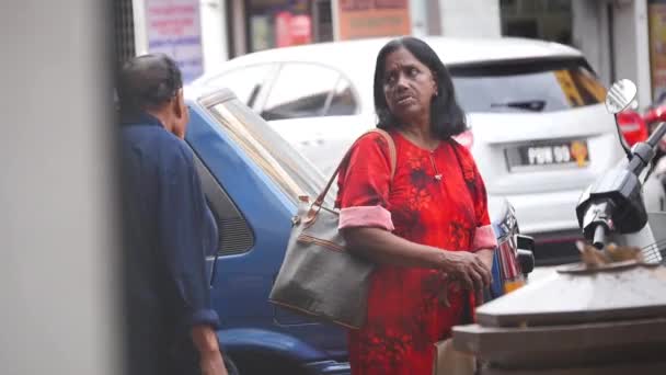 Femme Indienne Âgée Homme Conversant Sur Rue Penang — Video