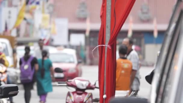 两个印度人谈论繁忙的槟城街 — 图库视频影像
