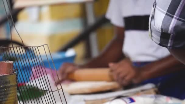 Två Par Garvade Händer Gör Roti Närbild — Stockvideo