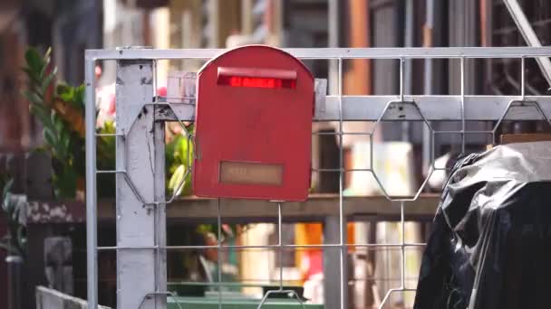 红信箱在门上 佩南模糊的焦点 — 图库视频影像