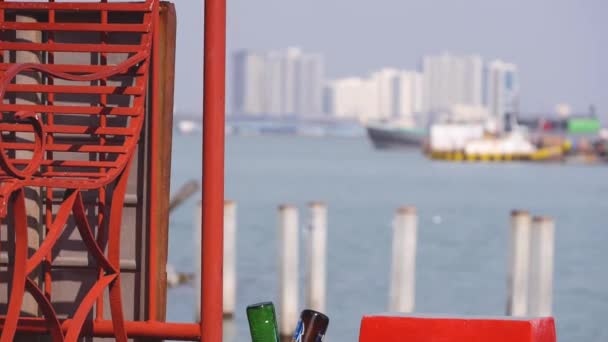 Rotes Tor Neben Einer Uferpromenade Penang Nahaufnahme — Stockvideo