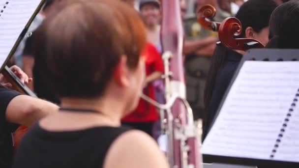 Kısa Saçlı Asyalı Kadın Bassoon Oynuyor Penang — Stok video