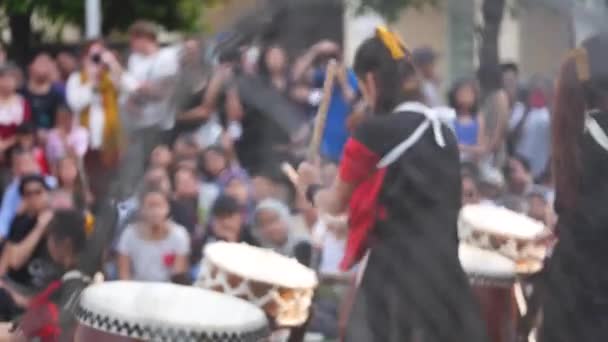 三个亚洲女人敲打中国传统鼓 — 图库视频影像