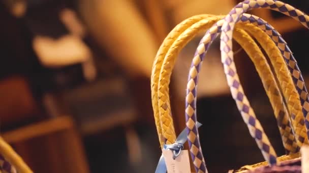 Πολύχρωμες Παραδοσιακές Τσάντες Άχυρο Εμφανίζονται Ένα Μπουτίκ Κοντινό Πλάνο — Αρχείο Βίντεο
