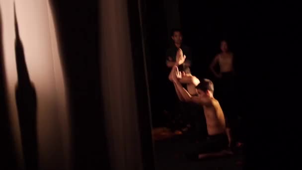 Grupo Asiático Mostrando História Com Gestos Mão Durante Dança Das — Vídeo de Stock