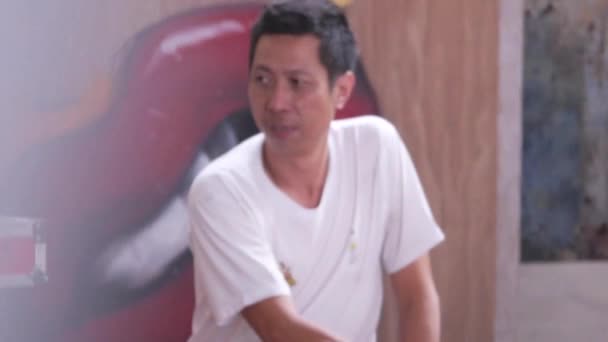 Азиатский Человек Белых Футболках Сидящий Время Репетиций — стоковое видео