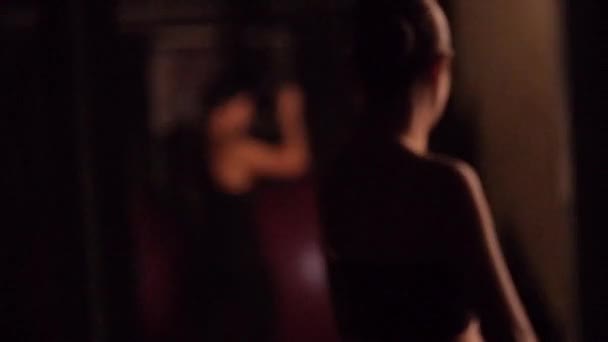 Aziatische Vrouw Slanke Bun Wachten Backstage Prestaties — Stockvideo