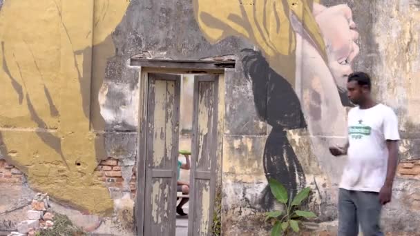 Відкриття Дверей Показує Азіатського Чоловіка Який Воду — стокове відео