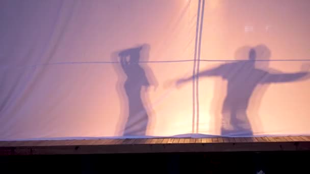 ショーのためのリハーサル中のダンスパフォーマーの影 — ストック動画