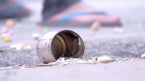 槟城街道上的空铁罐 特写镜头 — 图库视频影像