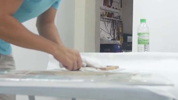 Sanat Stasyonundaki Adam Çerçeveden Kağıtları Açıyor Yakın Plan — Stok video
