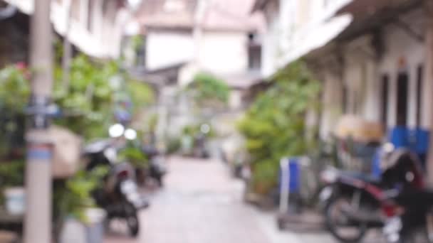 Old Alleyway Com Motos Plantas Malásia — Vídeo de Stock