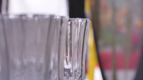Дві Скляні Чашки Магазині Крупним Планом — стокове відео