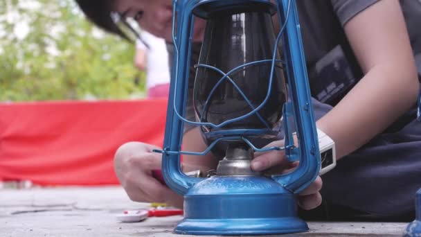 Молодая Китаянка Зажигает Керосиновую Лампу — стоковое видео