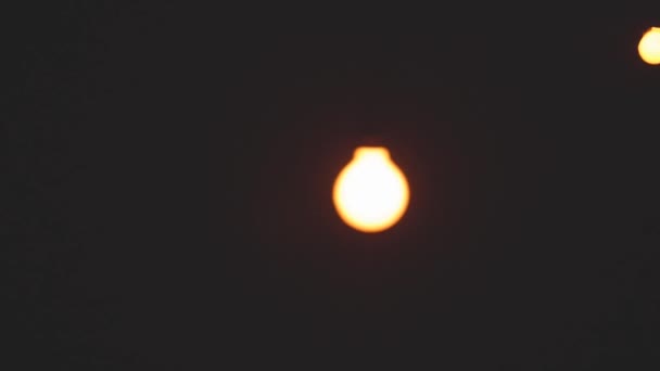 劇場に吊るされたオレンジ色の電球 — ストック動画