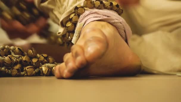 从男性Bharatanatyam舞蹈家的脚踝摘除铃铛 — 图库视频影像