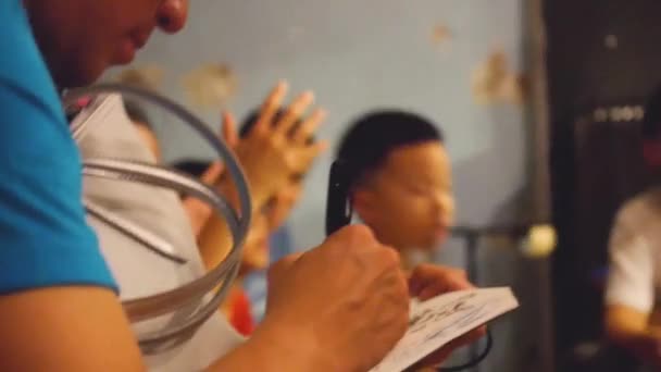 시간에 노트를 기록한 아시아 — 비디오
