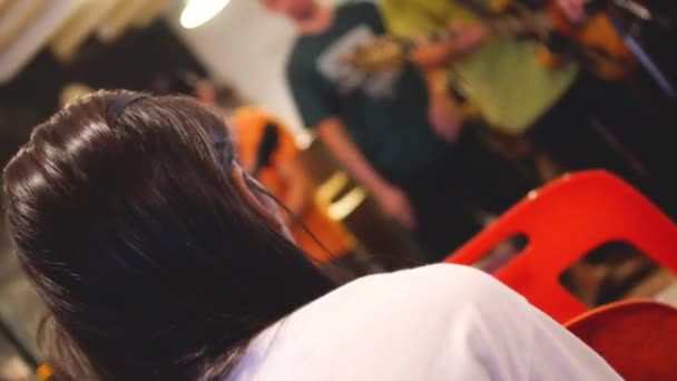 Ásia Homens Mulher Durante Banda Sessão Com Guitarras — Vídeo de Stock