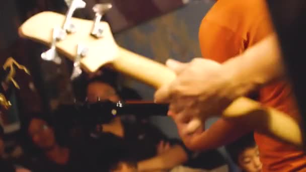 Asiatisk Kvinna Och Man Spelar Gitarr Framför Folkmassan — Stockvideo