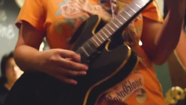 Schwarze Gitarre Gespielt Von Jungen Asiatinnen — Stockvideo