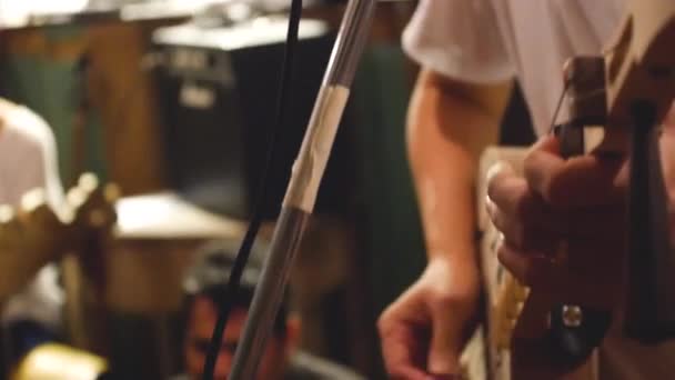 演奏中のアジア系男性ギタリストの手 — ストック動画