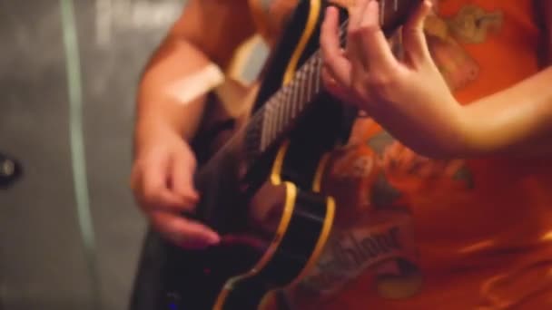 Junge Chinesin Spielt Während Ihres Auftritts Gitarre — Stockvideo