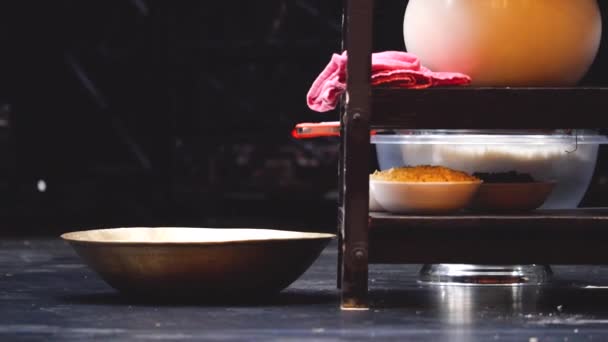 Panggung Dengan Makanan Piring Mangkuk Dan Item Dapur Lainnya — Stok Video