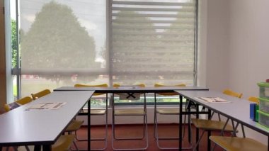 covid-19 salgını nedeniyle büyük penceresi boş sınıf