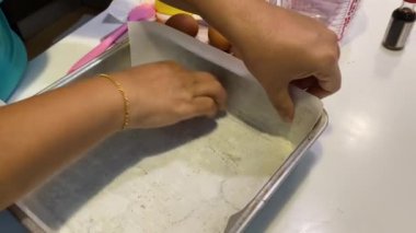 Parşömen yerleştirme fırın kağıdı tavaya tereyağı ile pişirme