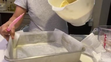 Pasta hamurunu tavaya sürterek parşömen kağıdıyla kaplanarak pişirmeye hazır hale getirmek. 