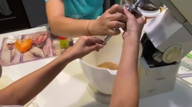 Tereyağlı kek tarifi için tereyağıyla esmer şekeri karıştıran stand-xer 