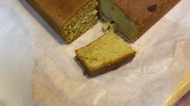 Sıcak ve nemli tereyağlı kek taze pişmiş. 