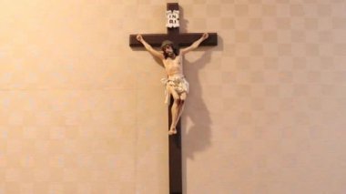 Duvarda asılı çarmıhta asılı Hristiyan Tanrısı İsa 