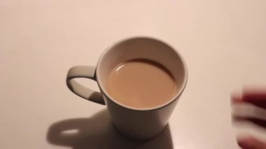 Taze demlenmiş kahve. İki elle toplanmış.