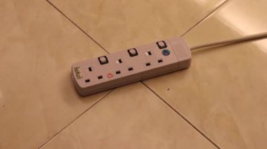 Düğmeleri kapatılmış boş uzatma kablosu - ortam