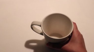  boş bardak beyaz mermer masaya yerleştirildi - yakın yakın