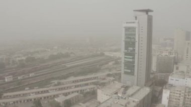Chunrigar Yolu 'ndaki büyük binanın havadan görünüşü Karachi - Dolly Left - Dlat Slog