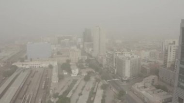 Chunrigar Yolu 'ndaki HBL binasının hava manzarası Karachi - Dolly Back - Dlat Slo